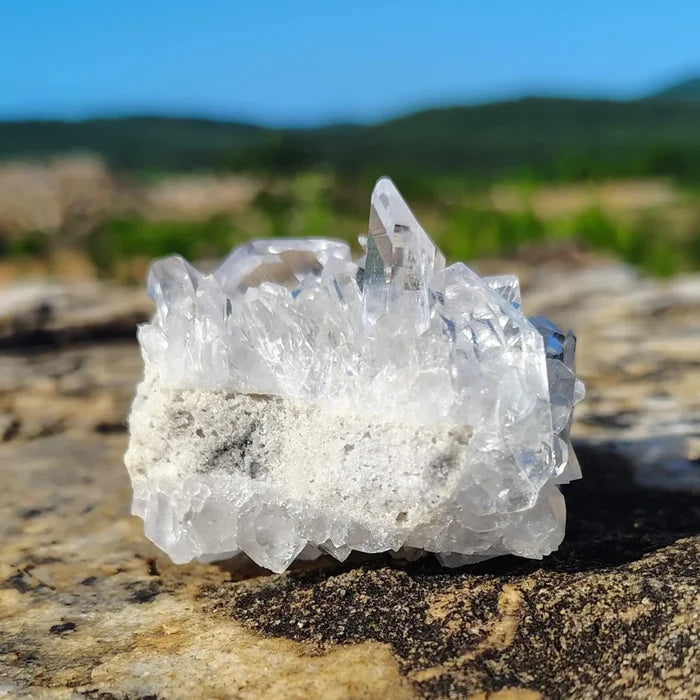 This is the front side of this small quartz cluster